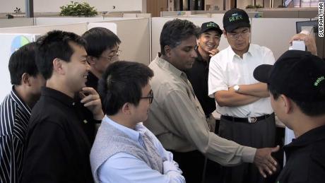 Das WebEx-Team feiert seinen Börsengang im Jahr 2000. WebEx-Mitbegründer Subrah Iyar in einem grauen Hemd wird von Eric Yuan in einem schwarzen Poloshirt und Hut flankiert. Yuan war zu dieser Zeit Ingenieur für das Unternehmen. (Foto mit freundlicher Genehmigung von Subrah Iyar)
