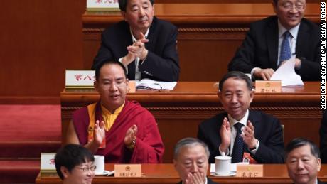 Der von der chinesischen Regierung ausgewählte 11. Panchen Lama Gyaincain Norbu (mittlere Reihe links) applaudiert während einer Plenarsitzung der politischen Konsultativkonferenz des chinesischen Volkes am 10. März 2019 in Peking.