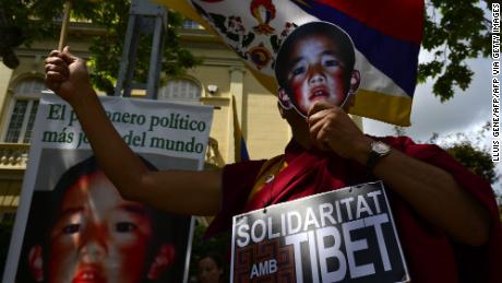 Pro-tibetische Demonstranten halten Bilder von Gendun Cheokyi Nyima (vom Dalai Lama als 11. Panchen Lama anerkannt) während einer Demonstration vor dem chinesischen Konsulat in Barcelona am 17. Mai 2013.