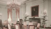 Un portret al fostului președinte Abraham Lincoln de George Peter Alexander Healy atârnă peste șemineu în sala de mese de stat la Casa Albă în 1962. 