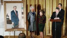 Fostul președinte Ronald Reagan și fosta primă doamnă Nancy Reagan aruncă o privire la un portret al fostului președinte cu fostul președinte George HW Bush și apoi prima doamnă Barbara Bush la ceremonia de dezvăluire la Casa Albă din noiembrie 1989. 