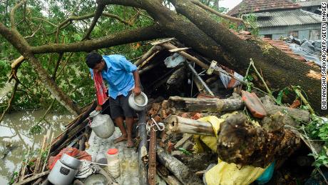 Ein Mann rettet am 21. Mai 2020 Gegenstände aus seinem Haus, die von Cyclone Amphan in Midnapore, Westbengalen, beschädigt wurden. 