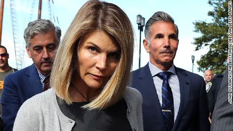 Lori Loughlin: US actress to plead guilty in college cheating scam