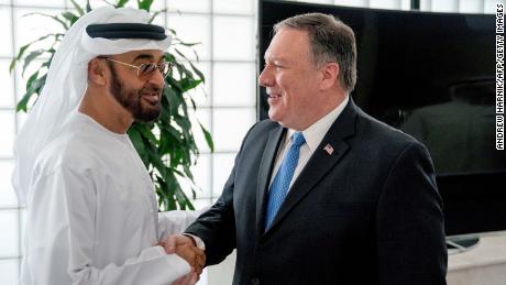 Mike Pompeo (R) mit dem Kronprinzen Mohammed bin Zayed aus den Vereinigten Arabischen Emiraten im Jahr 2018. 