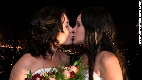 Alexandra Quiros und Dunia Araya küssen sich während ihres Hochzeitsdienstags in Costa Rica.