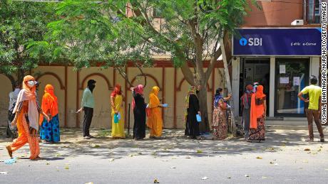 Die Leute warten vor einer Bank während der Sperrung in Jaipur, Rajasthan, Indien, am 9. April.