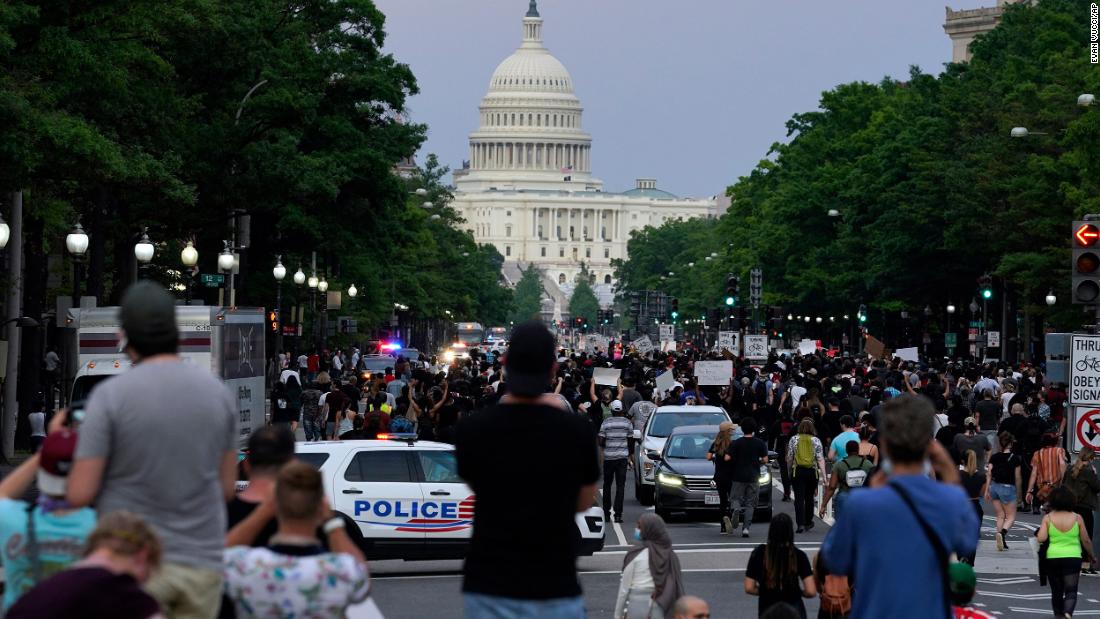 Demonstrators walk along Pennsylvania Avenue in Washington, DC, 오월에 29.