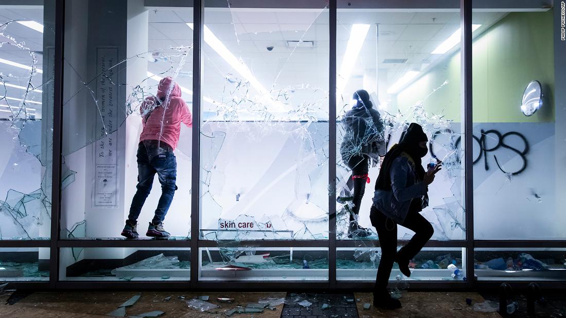 People vandalize a Walgreens store during protests in Oakland, 加利福尼亚州, 在5月 29.