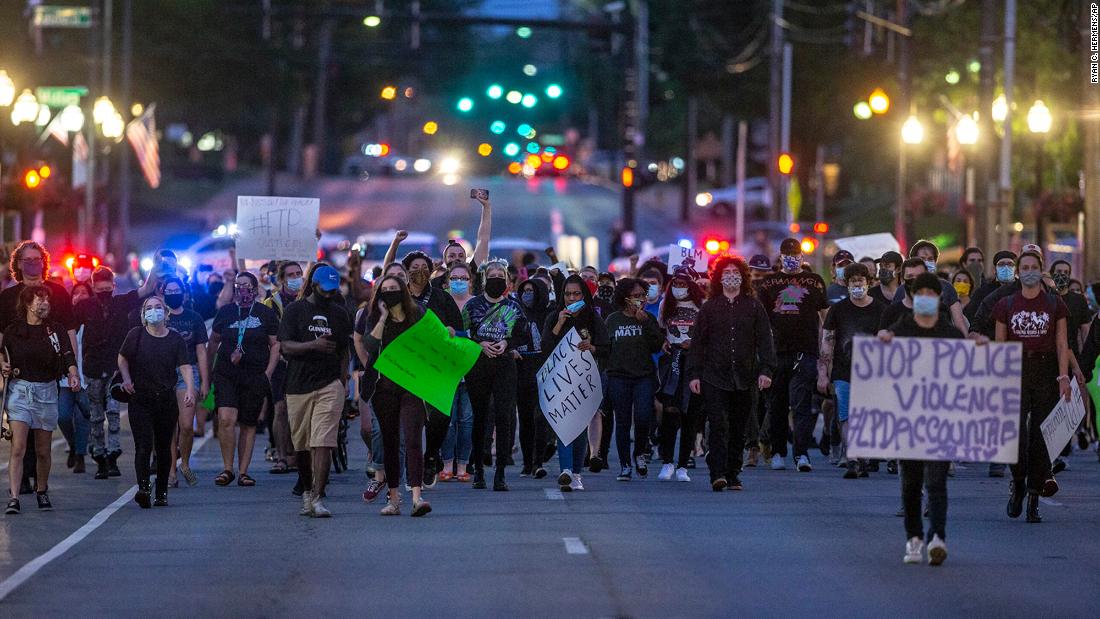 Protesters walk through downtown Lexington, Kentucky, op Mei 29.