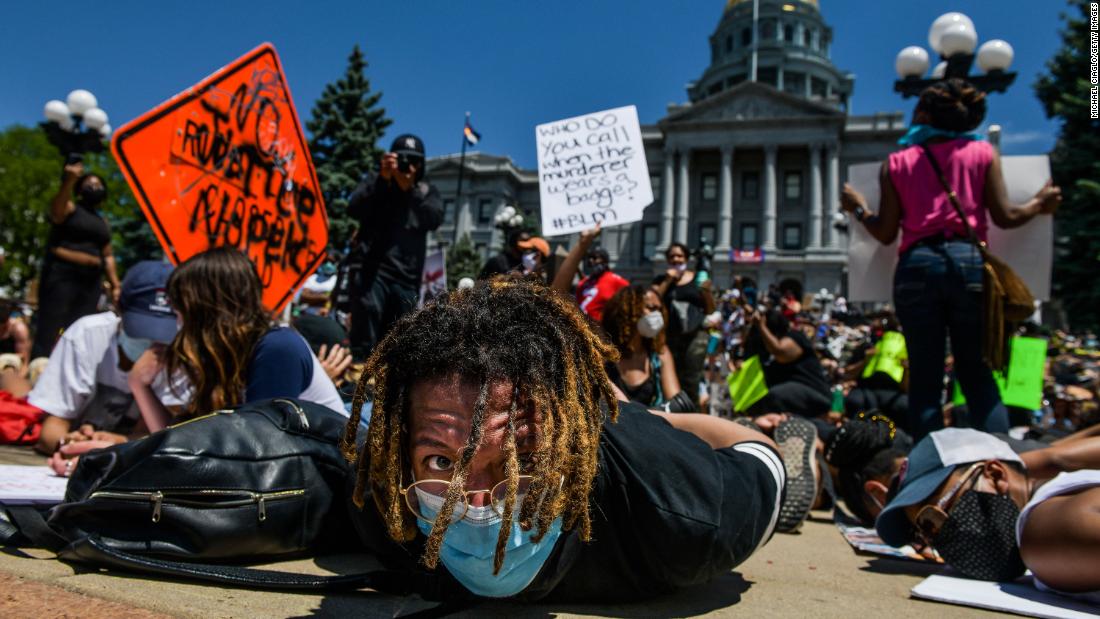 Thousands of people stage a &quot;die-in&报价; protest at the Colorado State Capitol in Denver on May 30.