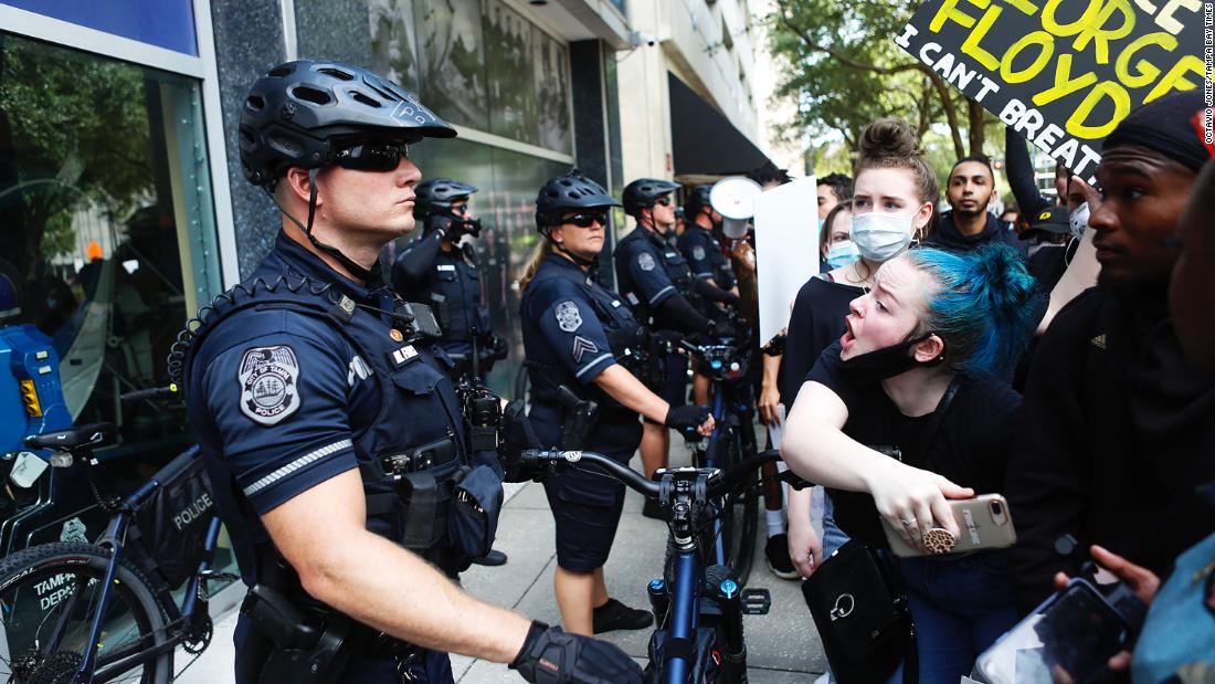 A protester confronts a police officer in Tampa, 佛罗里达, 在5月 30.