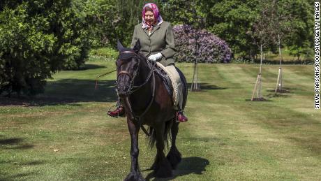 Die Königin ritt im Home Park neben Windsor Castle.