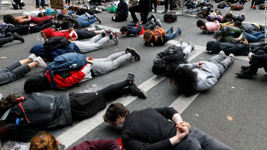 People stage a &quot;die-in&报价; protest in Portland, 俄勒冈州, 在5月 31.