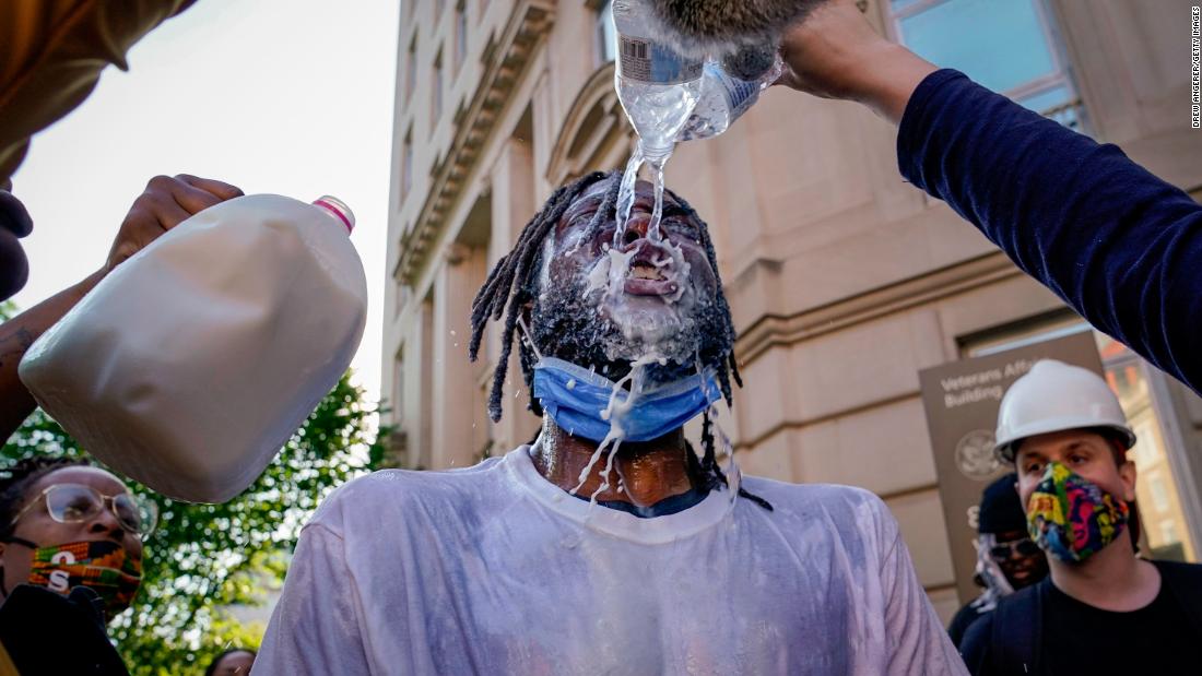 A protester is doused with water and milk after being hit with pepper spray from law enforcement in Washington, DC, 6 월 1.