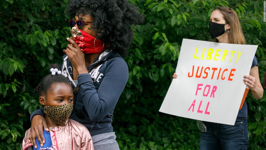 Ericka Ward-Audena stands with her 7-year-old daughter, Elle, during a protest in Washington, DC, op Junie 2. &quot;I wanted my daughter to see the protests,&quot; sy het gese. &qDitt;It&#39;s really important. Ek&#39;ve gotten a million questions from her because of it.&kwotasiequot;