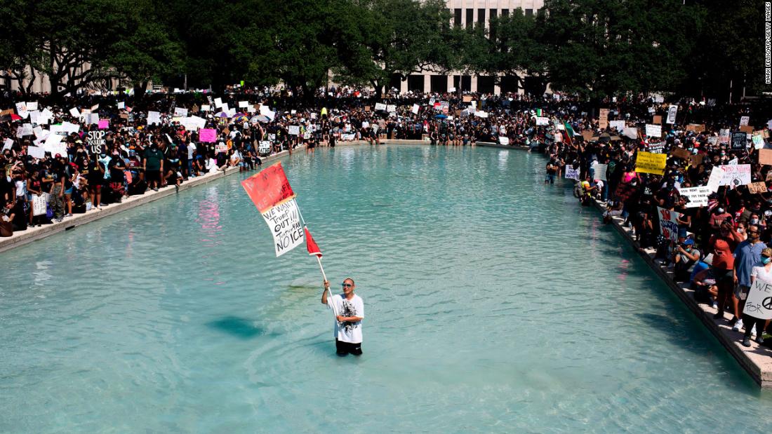 Protesters gather in Houston on June 2. Tens of thousands of people &lt;a href =&quot;https://www.cnn.com/us/live-news/george-floyd-protests-06-02-20/h_28d6934f2767457e07abe68612161217&quot; target =&quot;_공백&am인용ot;&gt;marched to City Hallltmp;lt;/ㅏ&amgtgt; to shout George Floyd&#39;s name. Houston is Floyd&#39;s hometown.