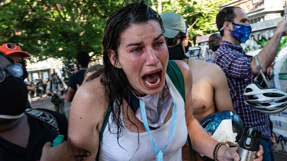 A woman cries out after being exposed to tear gas near the White House on June 1. Thousands of people were peacefully protesting near Lafayette Park when police started to shoot rubber bullets, tear gas and flash bangs into the crowd. They were clearing the block to allow President Donald Trump to walk to St. John&#39;s Episcopal Church for &lt;a href =&quot;https://www.cnn.com/videos/politics/2020/06/02/mariann-budde-bishop-st-johns-trump-bible-photo-ac360-vpx.cnn&quot; teiken =&quot;_ leeg&ampkwotasiet;&gt;a photo opltamp;lt;/a&gt;
