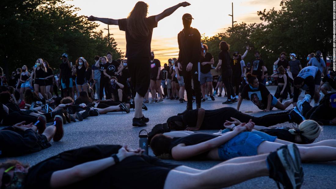 Protesters lie down in an intersection, blocking traffic in Coralville, 爱荷华州, 在六月 2.
