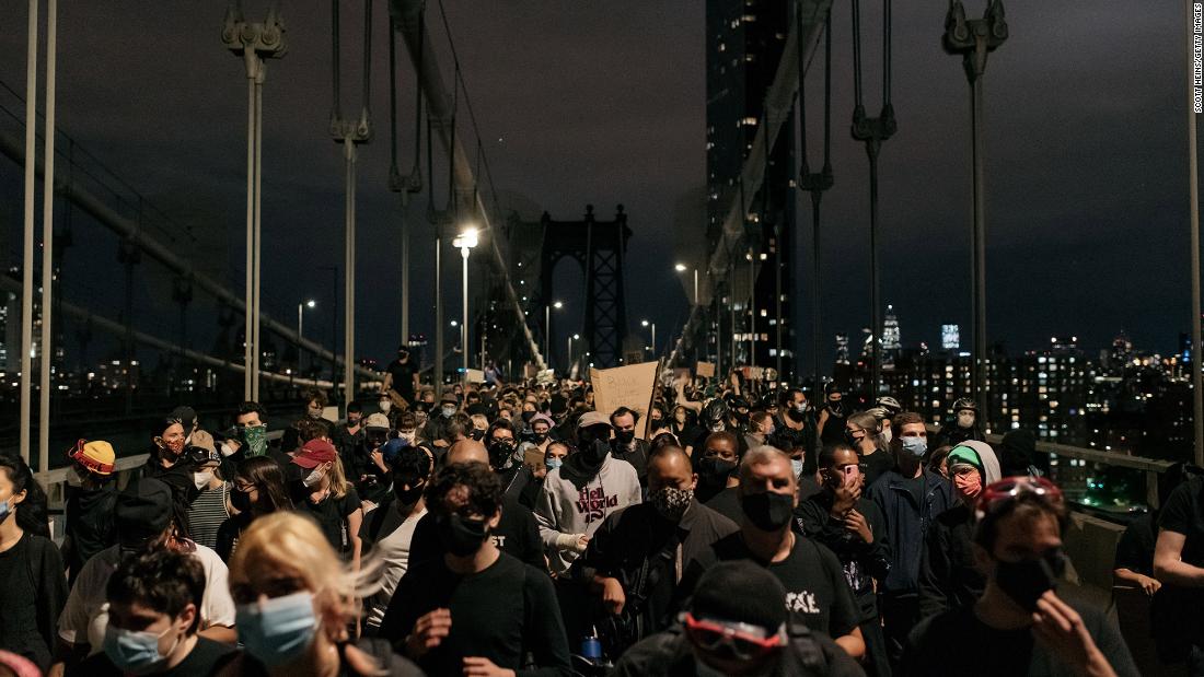 Protesters walk off the Manhattan Bridge in New York after being blocked by police on June 2. Police were on both sides of the bridge as peaceful protesters were in the middle. Eventually the protesters &lt;a href =&quot;https://www.cnn.com/us/live-news/george-floyd-protests-06-02-20/h_b48733561b13603cd862ae3563a498b3&quot; 目标=&quot;_空白&amp报价t;&gt;were allowed to walk away&ltp;lt;/一个gtmp;gt; and leave the area. 