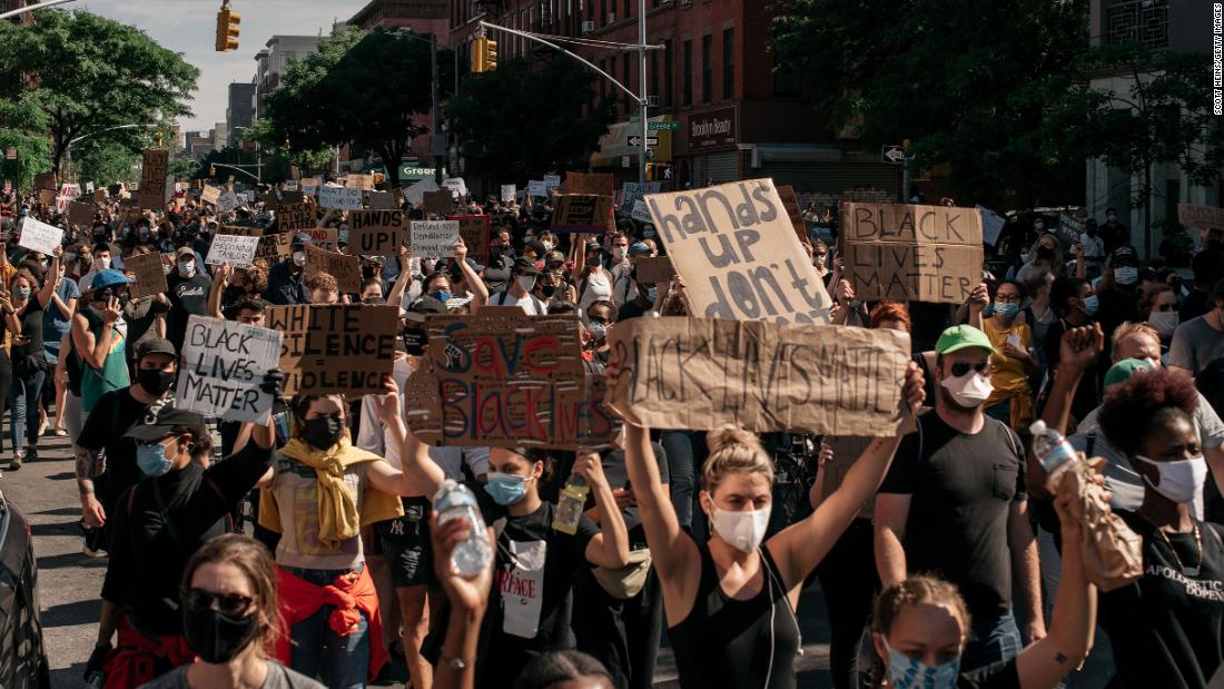 Demonstrators march through Brooklyn, 뉴욕, 6 월 3.