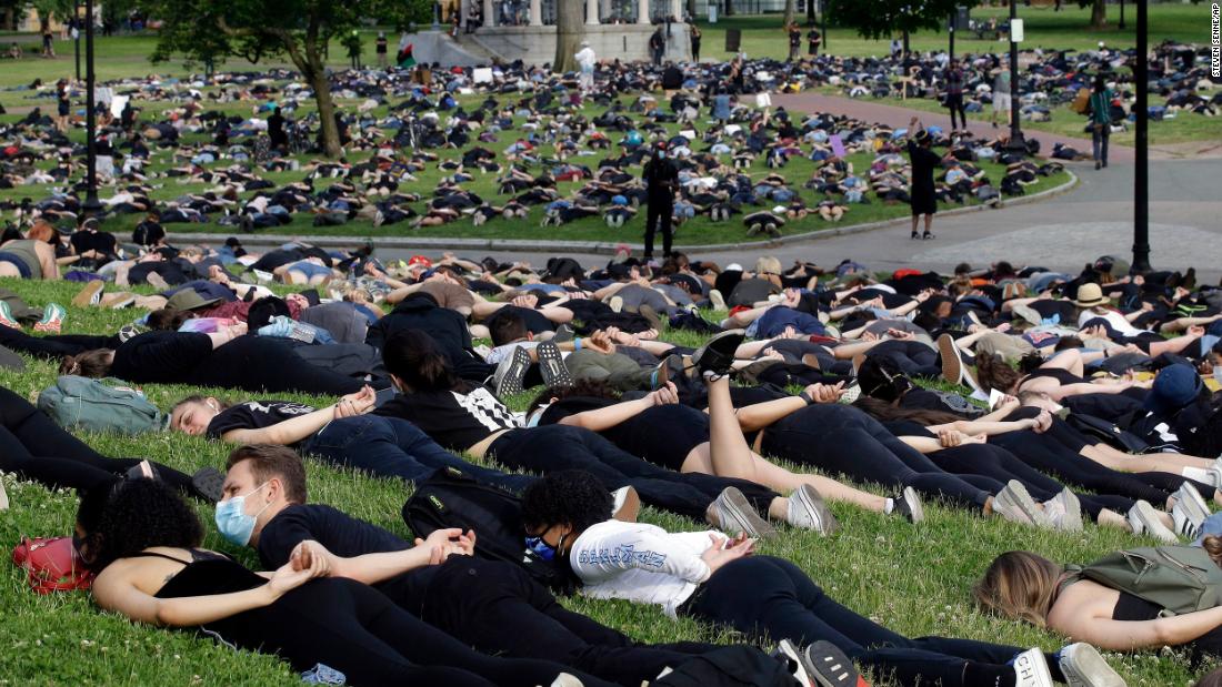 Hundreds of demonstrators in Boston lie face down, symbolizing the last moments of George Floyd&#39;se lewe, op Junie 3. &lt;a href =&quot;https://www.cnn.com/2020/06/03/world/gallery/george-floyd-lie-down-intl-scli/index.html&quot; teiken =&quot;_ leeg&ampkwotasiet;&gt;Related photos: Lie-in protests around the worlltamp;lt;/a&gt;