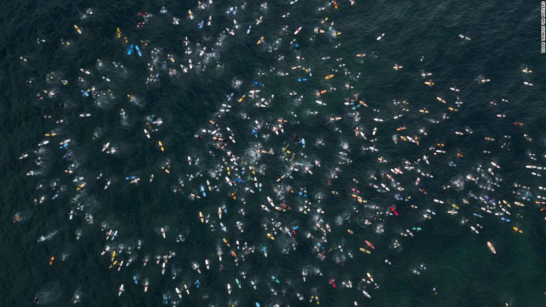 Hundreds of surfers in Encinitas, 加利福尼亚州, gather in support of Black Lives Matter on June 3.