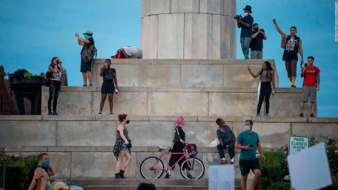 Protesters in New Orleans gather in front of a pedestal that once displayed a statue of Confederate soldier Robert E. Lee. The Civil War-era landmark &lt;a href =&quot;https://edition.cnn.com/2017/05/19/us/new-orleans-confederate-monuments/index.html&quot; teiken =&quot;_ leeg&ampkwotasiet;&gt;was removed in 201ltamp;lt;/a&gt; after a nationwide debate over Confederate symbols.