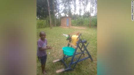 Mașina lui Stephen Wamukota are două pedale pentru a elibera săpun și apă 