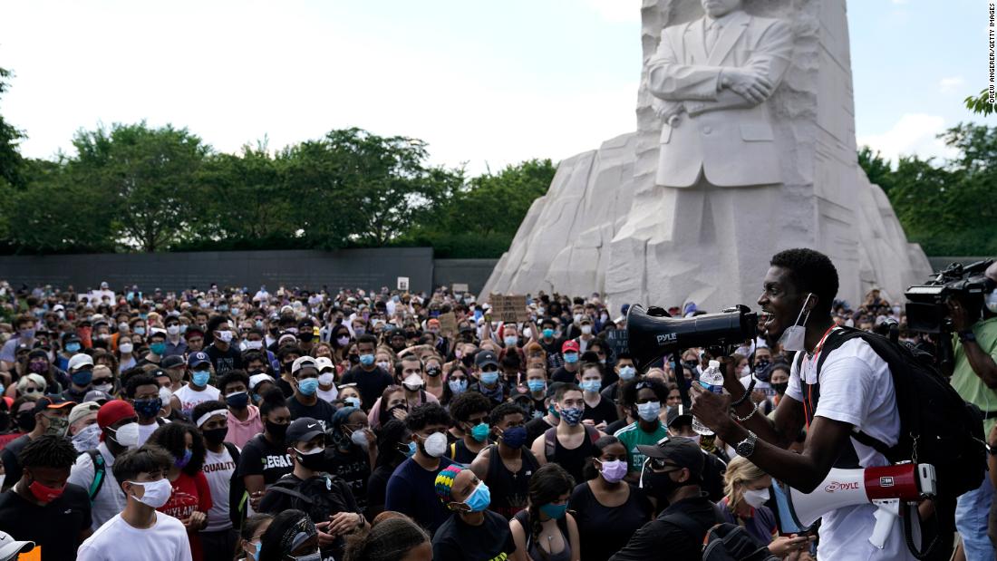 Protesters in Washington, 直流电, gather at the Martin Luther King Jr. Memorial on June 4.