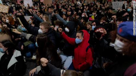 Demonstranten heben ihre Fäuste während einer Black Lives Matter-Kundgebung am Dienstag in Sydney. 