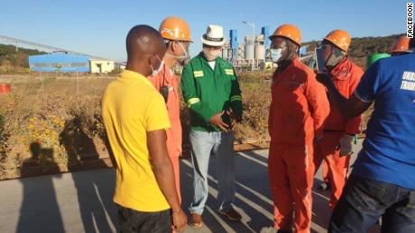 Der Bürgermeister von Lusaka Miles Sampa befragt Mitarbeiter einer sambischen Zementfabrik nach Berichten, wonach 100 sambischen Arbeitern während der Covid-19-Pandemie das Verlassen des Geländes untersagt wurde.