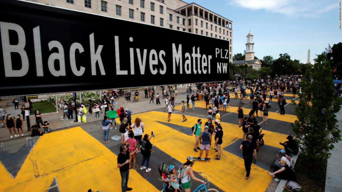 그만큼 &lt;a href =&quot;https://www.cnn.com/2020/06/05/us/black-lives-matter-dc-street-white-house-trnd/index.html&quot; target =&quot;_공백&quot;&gt;new Black Lives Matter Plaza&alt;lt;/ㅏ&amgtgt; is seen near St. 남자&#39;s Episcopal Church in Washington, DC, 6 월 5. The words &quot;검은 생명의 �인용&quot; were painted on two blocks of 16th Street. The painters were contracted by Mayor Muriel Bowser.