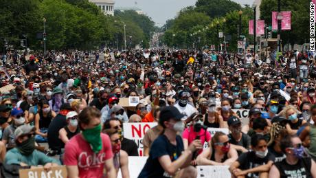 Dezenas de milhares marcham nos maiores protestos de George Floyd nos Estados Unidos até hoje