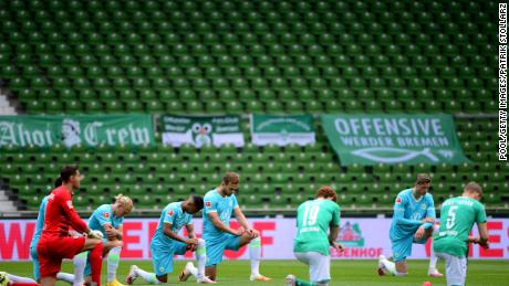 Los jugadores de ambos equipos se arrodillan en protesta antes del partido de la Bundesliga entre el SV Werder Bremen y el VfL Wolfsburg en Alemania el domingo.