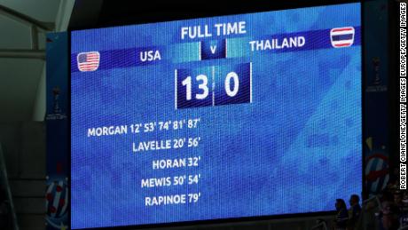 Auf der LED-Tafel wird das Endergebnis nach dem Spiel der Gruppe F der FIFA Frauen-Weltmeisterschaft Frankreich 2019 zwischen der USWNT und Thailand angezeigt. 