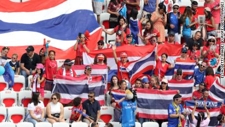 Thailändische Fußballfans zeigen ihre Unterstützung.