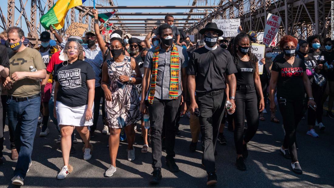 New York City Public Advocate Jumaane Williams, 센터, leads a march over the Brooklyn Bridge during a protest for police reform on June 8.