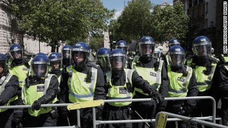Die Polizei bildet eine Barriere vor Aktivisten, die den Kenotaph auf Whitehall umgeben, in Erwartung von Zusammenstößen mit Demonstranten der Black Lives Matter.