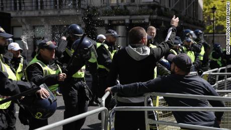 Eine Dose Bier wird auf Polizisten geworfen, während Aktivisten rechtsextremer Gruppen mit der Polizei in der Parliament Street zusammenstoßen, während sich rechtsextreme Gruppen versammeln "schützen" Statuen in London.