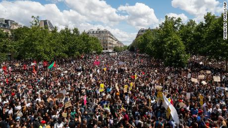 Tausende Menschen demonstrieren am Samstag in Paris gegen Polizeibrutalität und Rassismus, bevor ein Marsch von Anhängern von Adama Traore organisiert wird, der 2016 in der Obhut der französischen Polizei starb.
