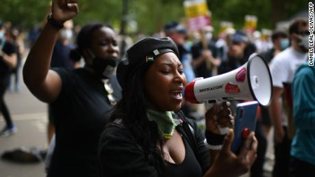 Eine Frau spricht am Samstag im Hyde Park im Zentrum von London zu Demonstranten, die sich zur Unterstützung der Black Lives Matter-Bewegung versammelt haben.