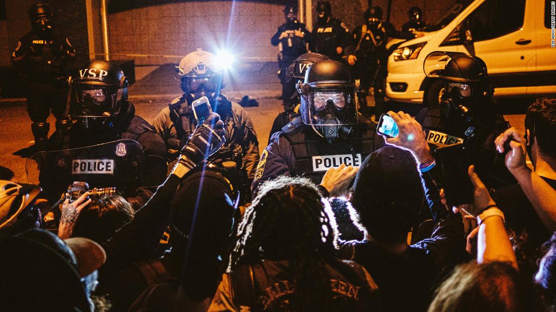 Protesters surround the police headquarters in Richmond, Virginia, op Junie 14.