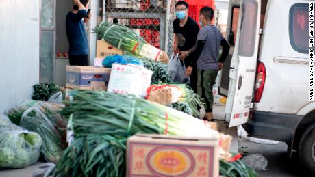 Die Arbeiter arrangieren am 14. Juni Gemüse auf dem geschlossenen Xinfadi-Markt in Peking.