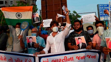 Demonstranten halten Plakate und Parolen, als sie gegen die Ermordung von drei indischen Soldaten durch chinesische Truppen am 16. Juni 2020 in Ahmedabad, Indien, protestieren.