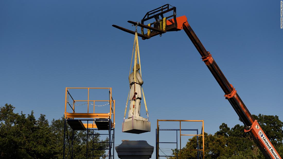 A statue of Confederate Maj. Richard W. Dowling is removed in Houston on June 17. &lt;a href =&quot;https://www.cnn.com/2020/06/10/us/christopher-columbus-statues-down-trnd/index.html&quot; target =&quot;_공백&am인용ot;&gt;Confederate statues are being taken down and tampered withltmp;lt;/ㅏ&amgtgt; across the United States.