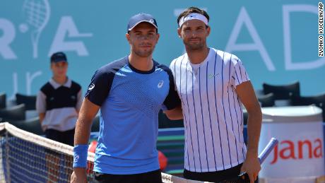 Dimitrov und Coric posieren für ein Foto während ihres Adria Tour-Halbfinalspiels in Zadar, Kroatien.