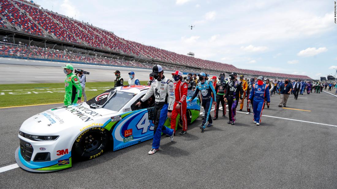 NASCAR drivers, pit crew members and others &lt;a href =&quot;https://www.cnn.com/2020/06/22/us/nascar-race-bubba-wallace-talladega/index.html&quot; teiken =&quot;_ leeg&ampkwotasiet;&gt;show their support for Bubba Wallacltamp;lt;/a&gt; as they walk alongside his No. 43 car before a Cup Series race in Talladega, Alabama, op Junie 22. Wallace, the only Black driver in NASCAR&#39;s top circuit, has been an outspoken advocate of the Black Lives Matter movement and the corresponding protests against racism and police brutality. A noose was found in his garage stall on Sunday. The FBI investigated and concluded that the noose was a garage-door pull rope that had been in place as early as October 2019 -- well before it had been assigned to Wallace&#39;s team.