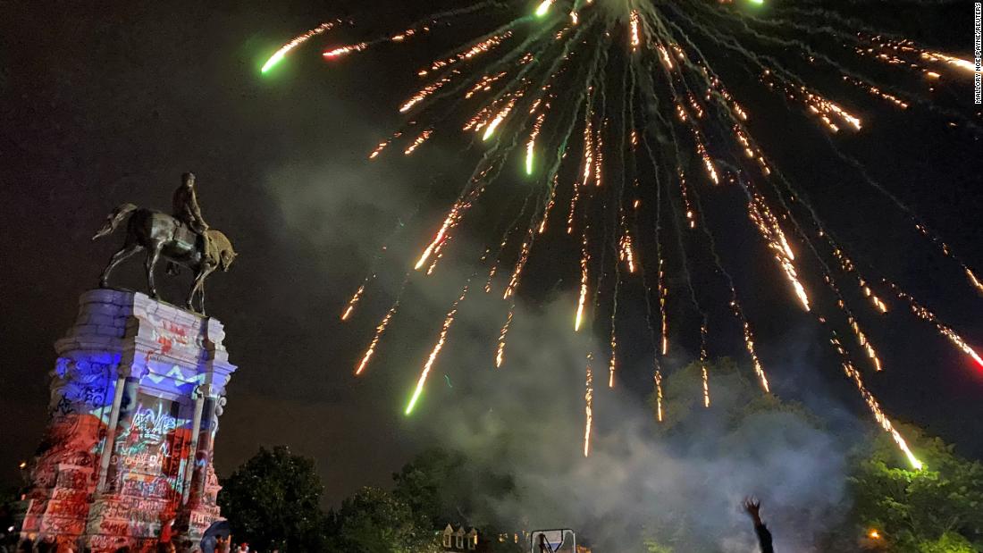 Fireworks explode over the statue of Confederate General Robert E. Lee during a Juneteenth celebration in Richmond, Virginia, op Junie 19. &lt;a href =&quot;https://www.cnn.com/2020/06/11/us/what-is-juneteenth-trnd/index.html&quot; teiken =&quot;_ leeg&ampkwotasiet;&gt;The Juneteenth holidaltamp;lt;/a&gt; commemorates the end of slavery in the United States.