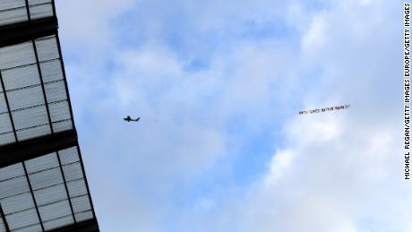 Ein Flugzeug fliegt mit einem Banner über das Etihad-Stadion "White Lives Matter Burnley."  