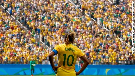 Die brasilianische Spielerin Marta steht vor dem brasilianischen Publikum.